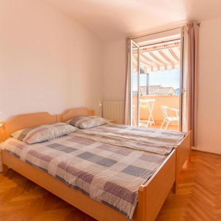 Malinska - Apartment Glavas Buitenkant foto